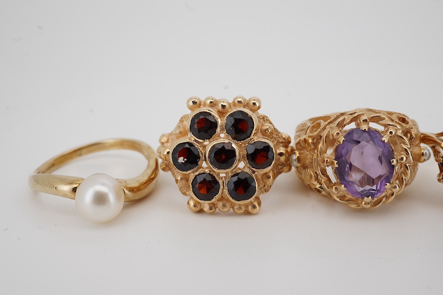 Five assorted modern 9ct gold and gem set rings, including two garner clusters, amethyst and seed pearl, sapphire and diamond chip and single stone cultured pearl, gross weight 20.6 grams. Condition - fair to good